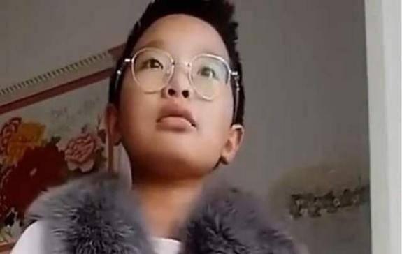 混血网红小男孩,萌态可掬引关注