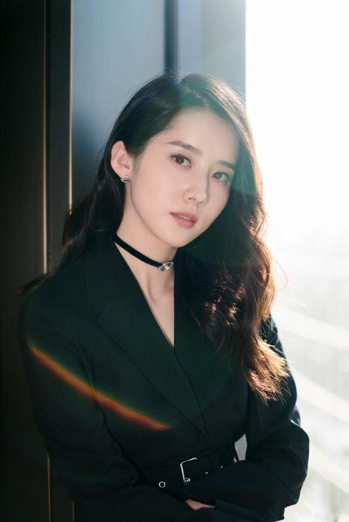 鄂靖文资料,多才多艺的影视新星，跨界发展的璀璨之星